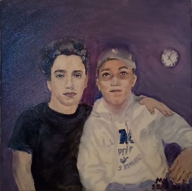 Deux adolescents posent ensemble, souriants, devant un fond violet avec une horloge.