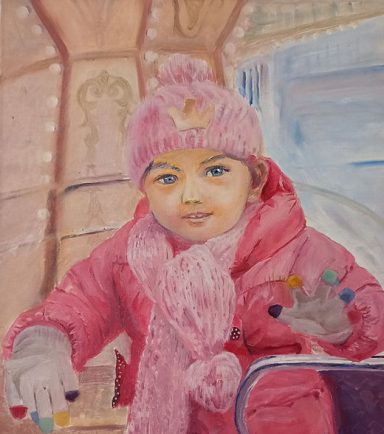 Enfant souriant avec un bonnet rose et une écharpe, assis sur une balançoire.