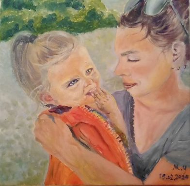 Femme tenant un enfant en bas âge, tous deux souriant, dans un cadre naturel.