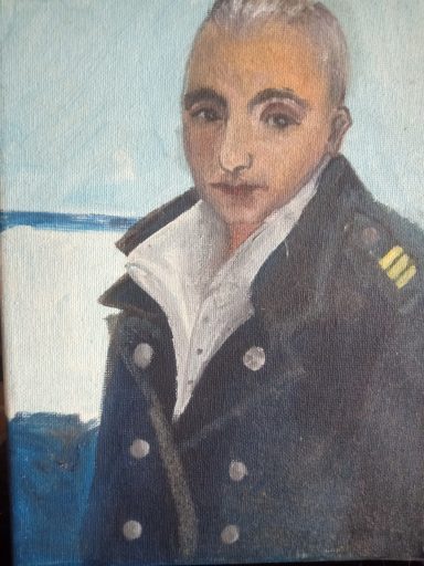 Portrait d'un homme avec un uniforme maritime, regard sérieux, fond bleu.