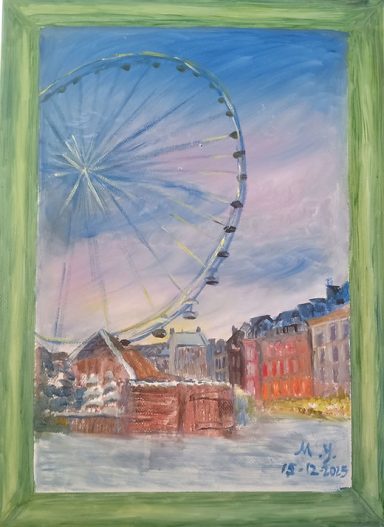 Grande roue illuminée au crépuscule, entourée de bâtiments colorés et de neige.