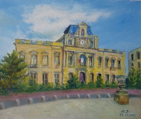 Ancienne mairie en jaune avec horloge et drapeau, entourée de verdure sous un ciel bleu.