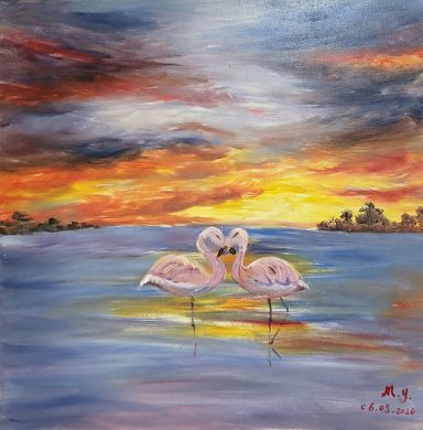 Deux flamants roses se rencontrent au bord d'un lac au coucher du soleil.