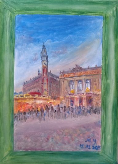 Scène de marché en plein air avec des gens, bâtiments historiques et une tour horloge au loin.